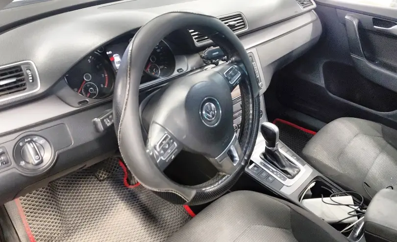 Volkswagen Passat 2014 года за 4 990 000 тг. в Астана фото 5