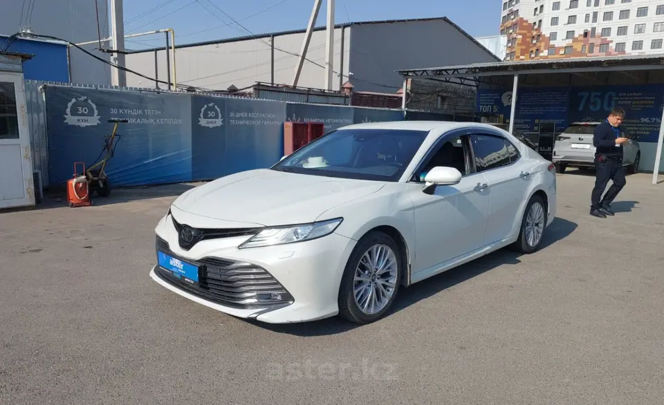 Toyota Camry 2019 года за 13 990 000 тг. в Шымкент