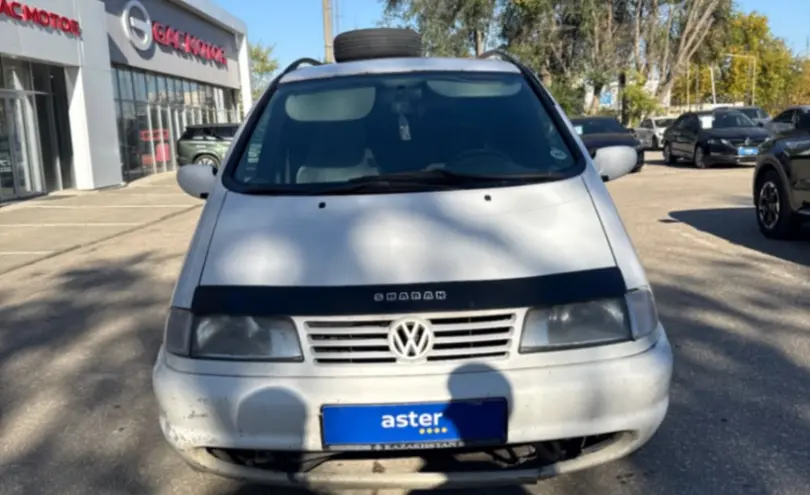 Volkswagen Sharan 1997 года за 2 500 000 тг. в Актобе фото 2