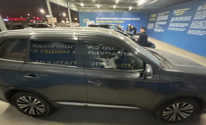Mitsubishi Outlander 2019 года за 9 000 000 тг. в Алматы фото 4