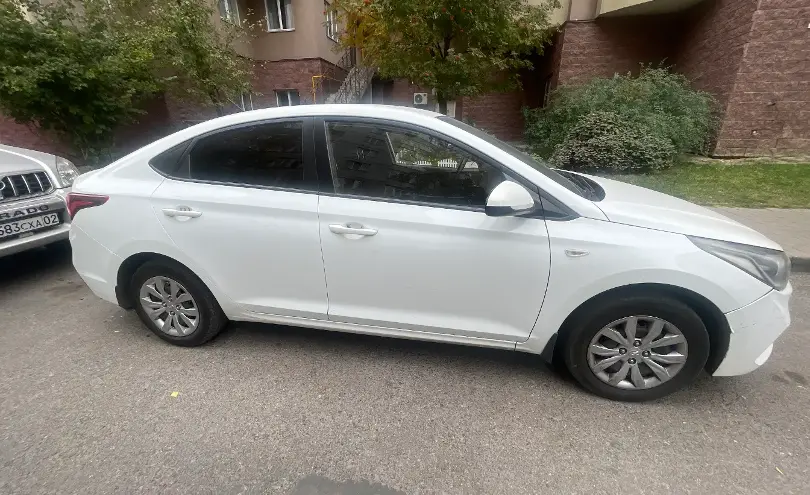Hyundai Accent 2018 года за 5 800 000 тг. в Алматы фото 2