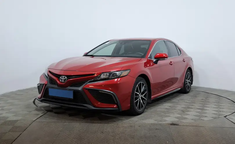 Toyota Camry 2021 года за 11 490 000 тг. в Астана