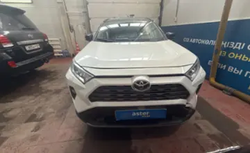 Toyota RAV4 2019 года за 15 500 000 тг. в Астана фото 2