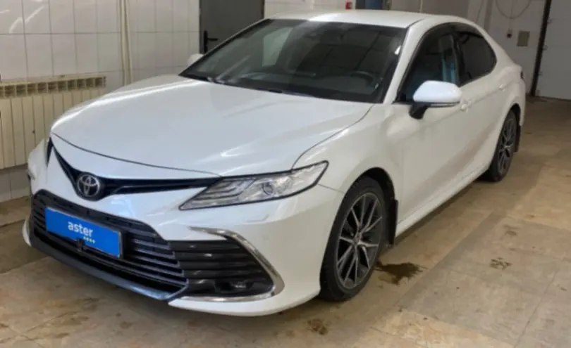 Toyota Camry 2021 года за 16 600 000 тг. в Актобе