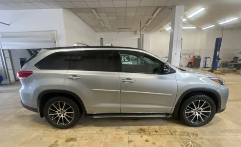 Toyota Highlander 2018 года за 17 000 000 тг. в Актобе фото 4