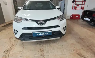Toyota RAV4 2018 года за 11 400 000 тг. в Актобе фото 2