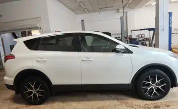 Toyota RAV4 2018 года за 11 400 000 тг. в Актобе фото 4