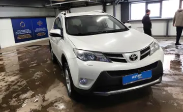 Toyota RAV4 2015 года за 10 000 000 тг. в Астана фото 2