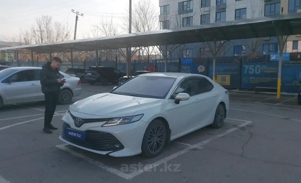 Toyota Camry 2019 года за 14 000 000 тг. в Алматы