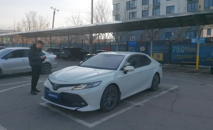 Toyota Camry 2019 года за 14 000 000 тг. в Алматы