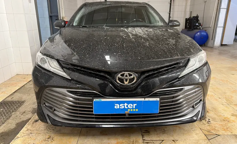 Toyota Camry 2018 года за 13 500 000 тг. в Актобе фото 2