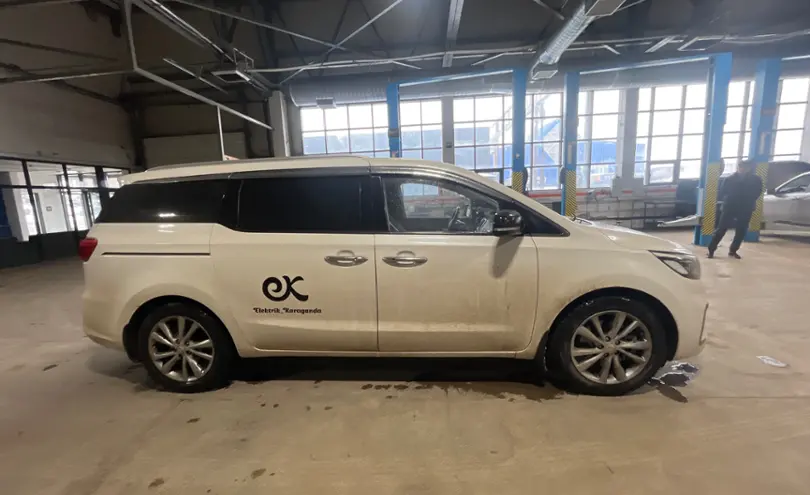 Kia Carnival 2019 года за 15 500 000 тг. в Караганда фото 4