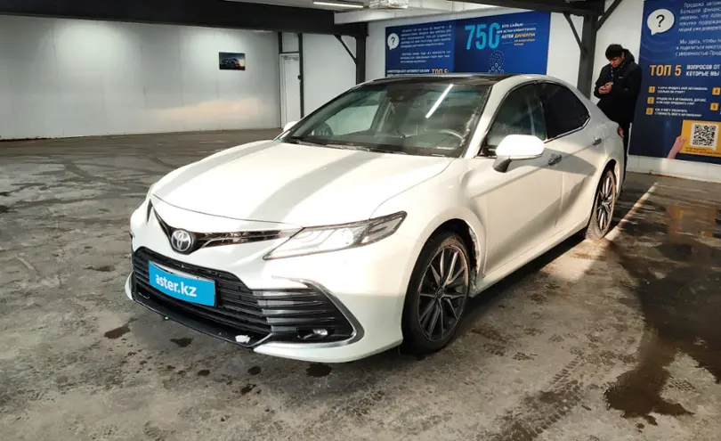 Toyota Camry 2022 года за 13 400 000 тг. в Астана