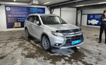 Mitsubishi Outlander 2015 года за 7 900 000 тг. в Астана фото 2
