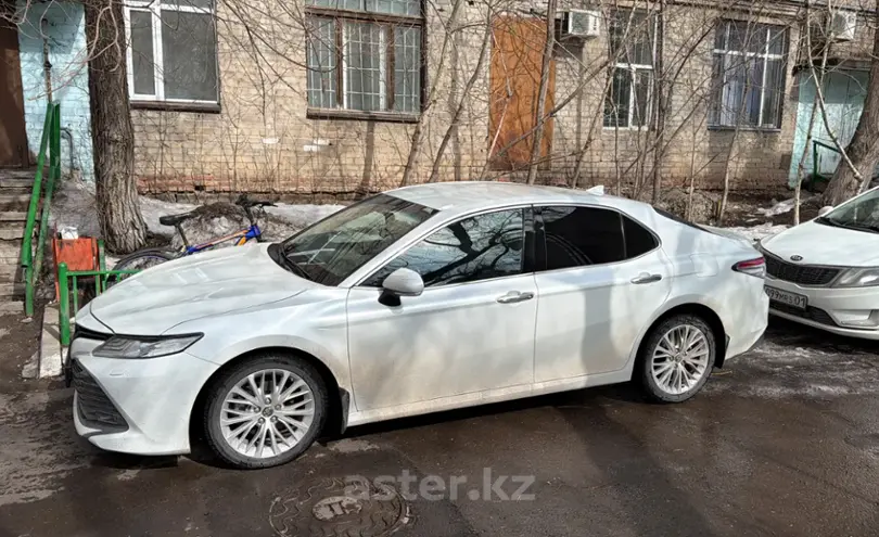 Toyota Camry 2019 года за 14 000 000 тг. в Астана