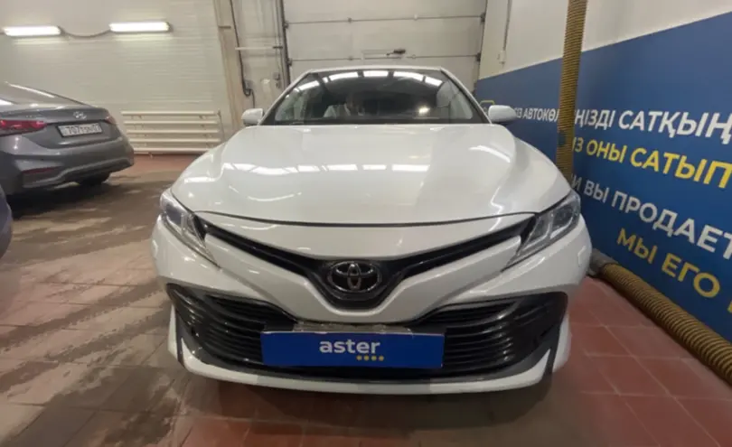 Toyota Camry 2018 года за 11 000 000 тг. в Астана фото 2