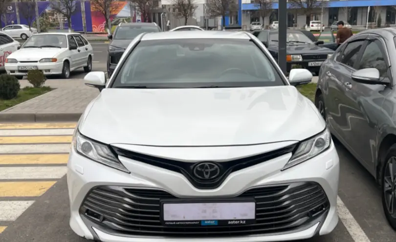 Toyota Camry 2018 года за 14 500 000 тг. в Шымкент фото 2