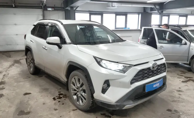 Toyota RAV4 2020 года за 14 500 000 тг. в Астана фото 2
