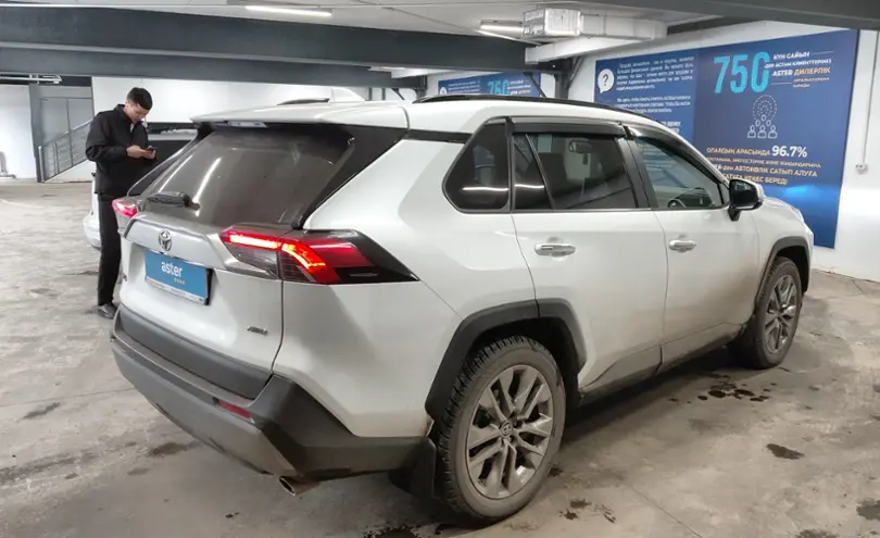 Toyota RAV4 2020 года за 14 500 000 тг. в Астана фото 3