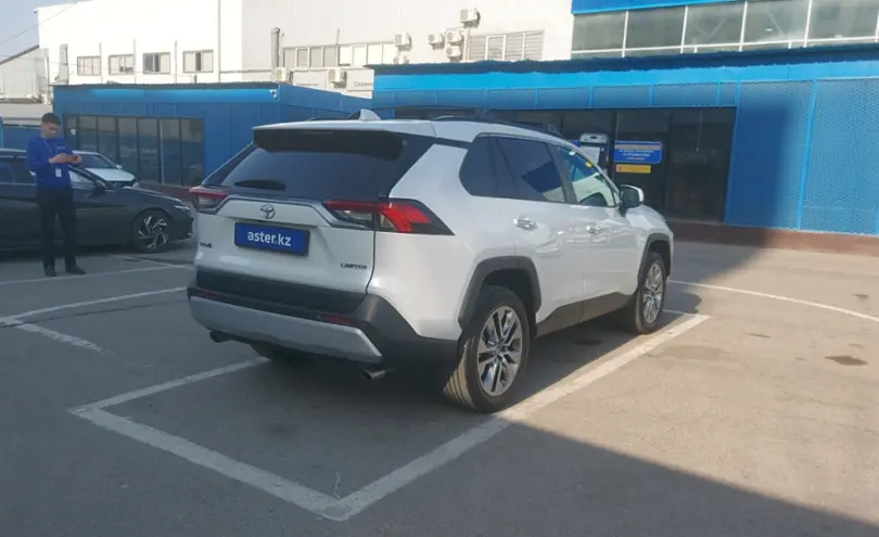 Toyota RAV4 2023 года за 18 900 000 тг. в Алматы фото 3