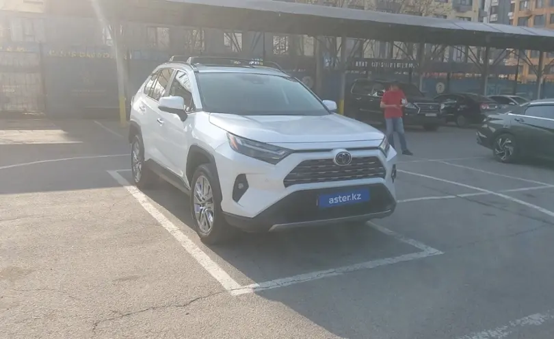 Toyota RAV4 2023 года за 18 900 000 тг. в Алматы фото 2