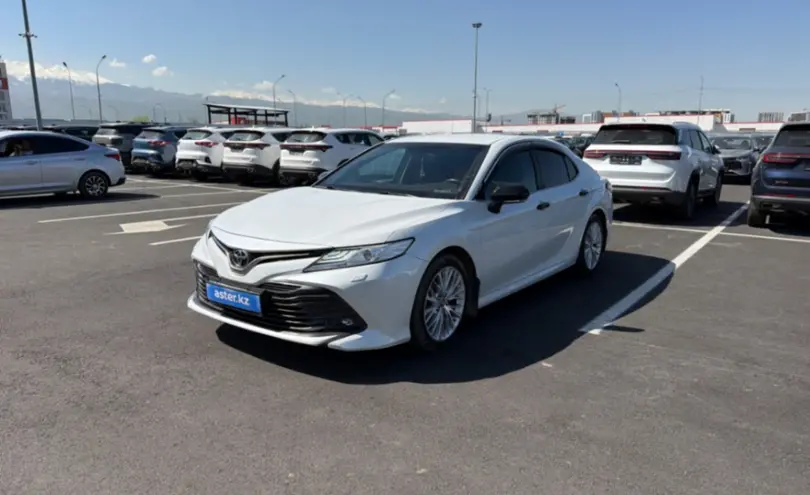 Toyota Camry 2020 года за 13 000 000 тг. в Алматы