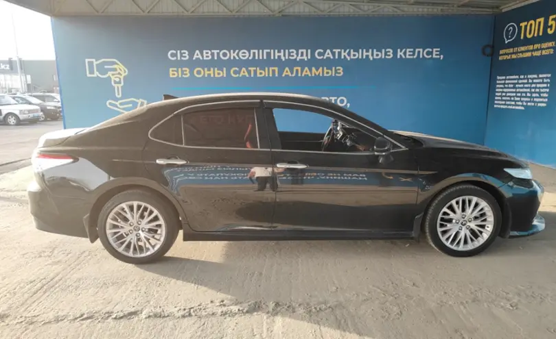 Toyota Camry 2018 года за 13 100 000 тг. в Алматы фото 4