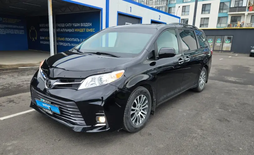 Toyota Sienna 2017 года за 16 850 000 тг. в Алматы