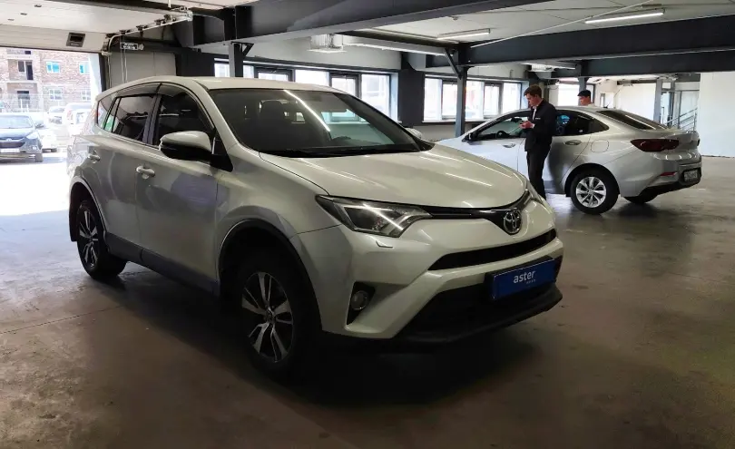 Toyota RAV4 2017 года за 11 000 000 тг. в Астана фото 2