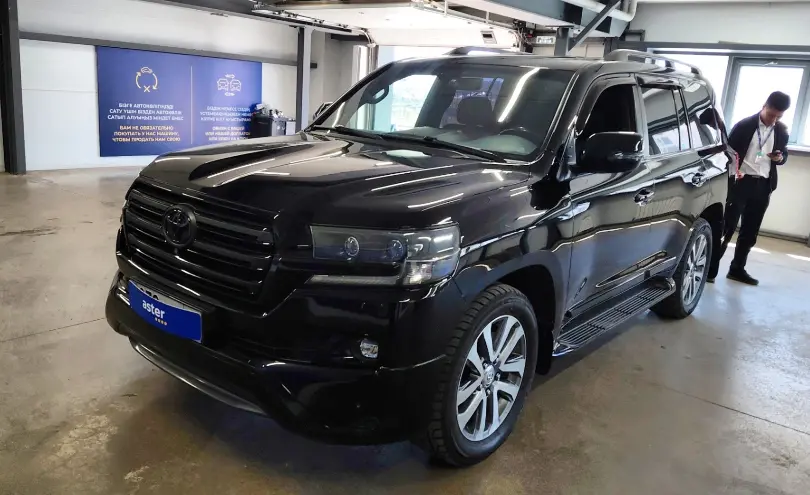Toyota Land Cruiser 2017 года за 33 000 000 тг. в Астана