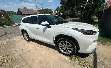 Toyota Highlander 2023 года за 28 000 000 тг. в Алматы