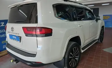 Toyota Land Cruiser 2023 года за 58 000 000 тг. в Астана