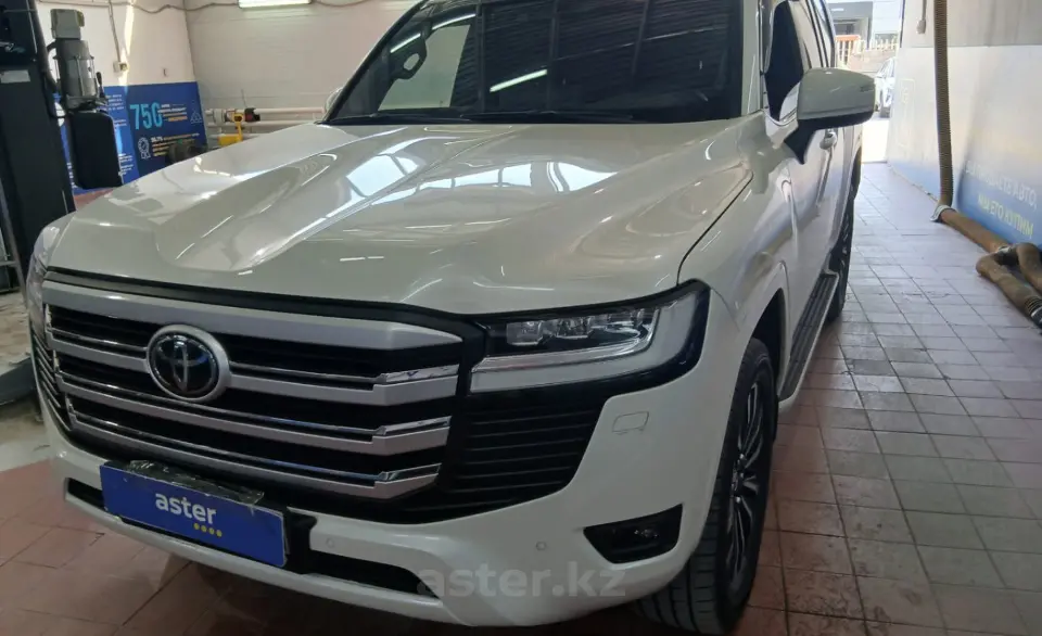 Toyota Land Cruiser 2023 года за 58 000 000 тг. в Астана