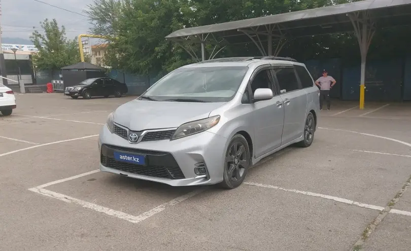 Toyota Sienna 2015 года за 12 000 000 тг. в Алматы