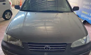 Toyota Camry 1998 года за 2 000 000 тг. в Астана фото 2