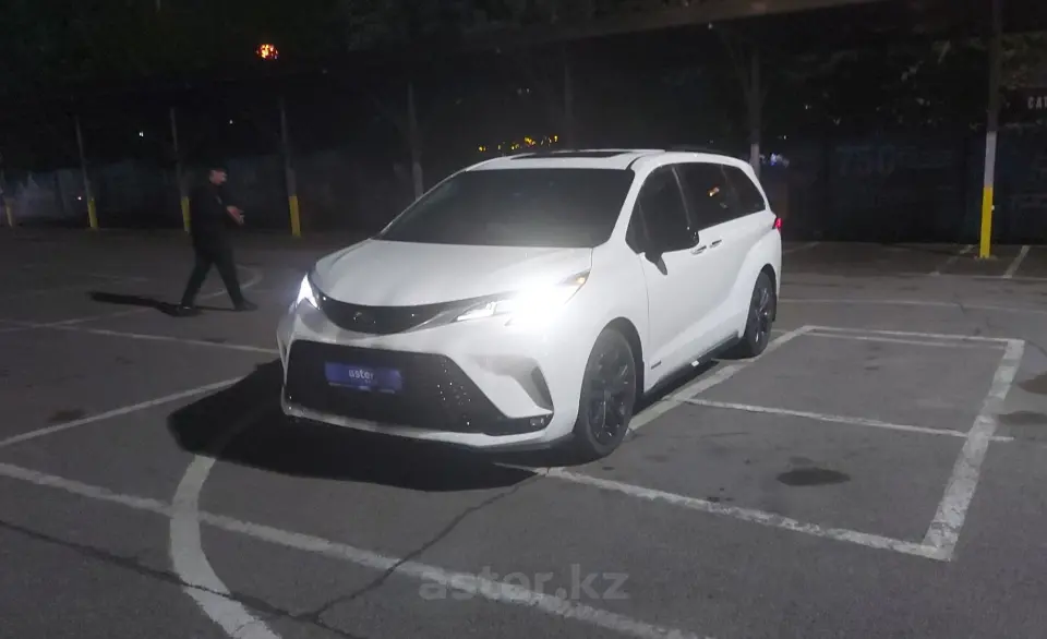 Toyota Sienna 2021 года за 24 000 000 тг. в Алматы