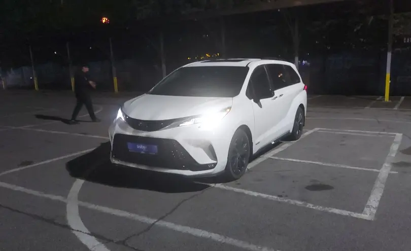 Toyota Sienna 2021 года за 24 000 000 тг. в Алматы