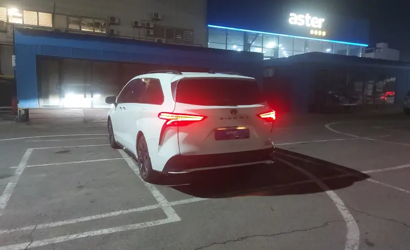 Toyota Sienna 2021 года за 24 000 000 тг. в Алматы фото 4