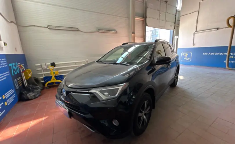 Toyota RAV4 2017 года за 10 000 000 тг. в Астана