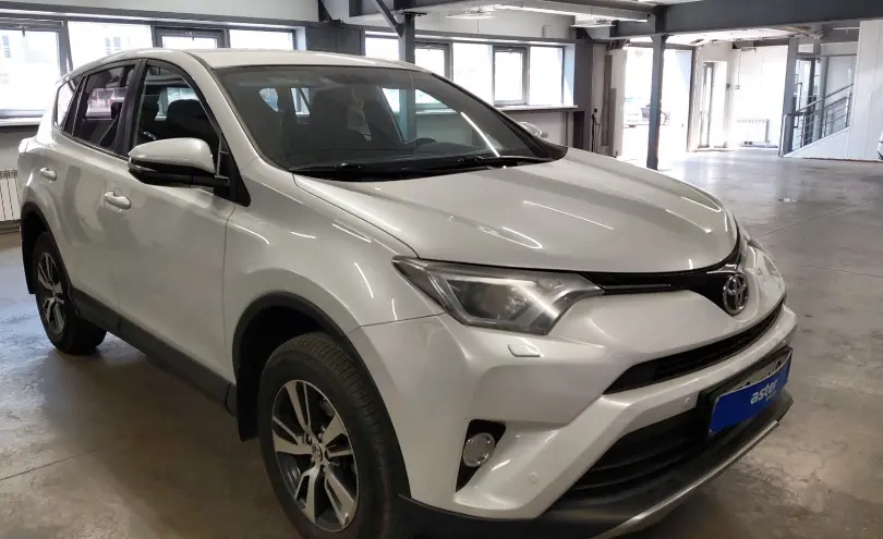 Toyota RAV4 2018 года за 11 000 000 тг. в Астана фото 2