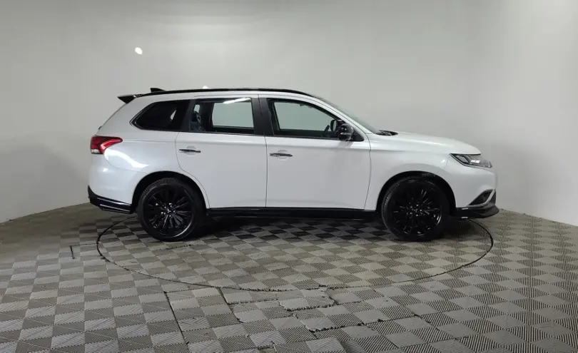 Mitsubishi Outlander 2022 года за 11 990 000 тг. в Алматы фото 4