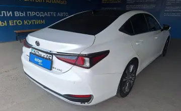 Lexus ES 2018 года за 17 000 000 тг. в Алматы