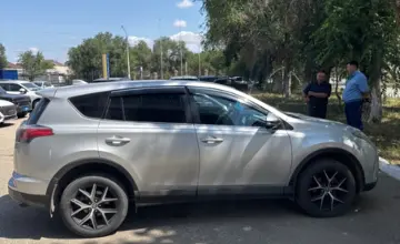 Toyota RAV4 2018 года за 11 000 000 тг. в Актобе фото 4