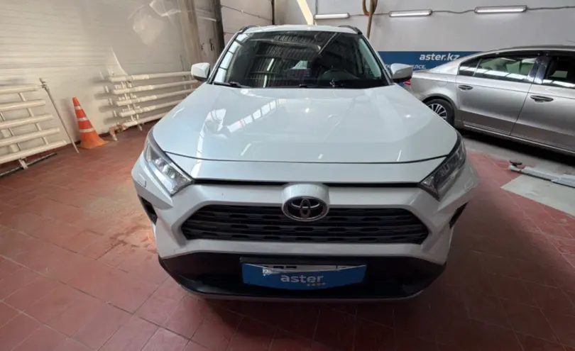 Toyota RAV4 2020 года за 14 200 000 тг. в Астана фото 2