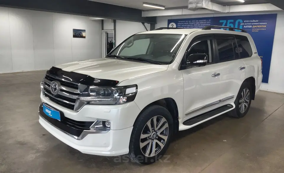 Toyota Land Cruiser 2020 года за 35 000 000 тг. в Астана