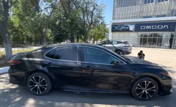 Toyota Camry 2018 года за 9 800 000 тг. в Актобе фото 4