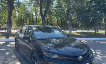 Toyota Camry 2018 года за 9 800 000 тг. в Актобе фото 3