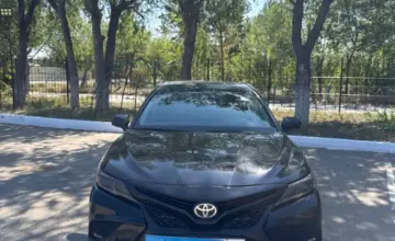 Toyota Camry 2018 года за 9 800 000 тг. в Актобе фото 2