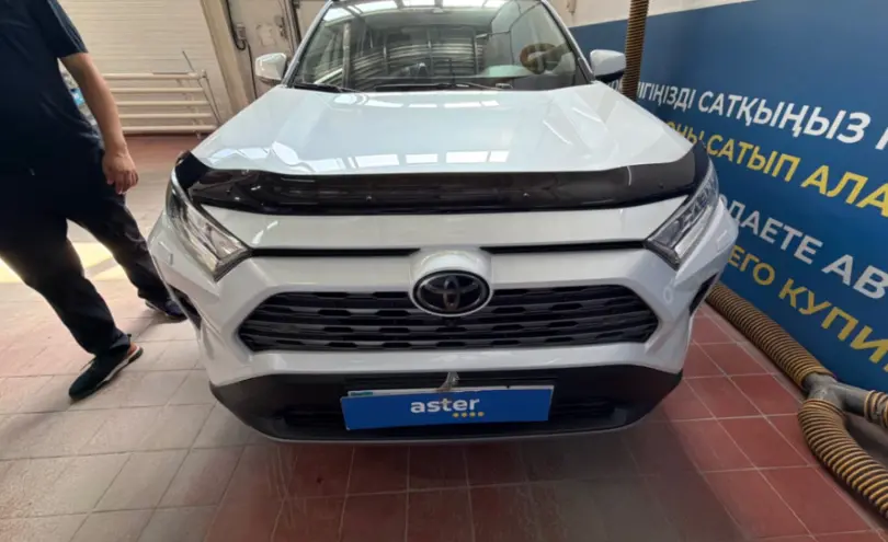Toyota RAV4 2021 года за 16 500 000 тг. в Астана фото 2
