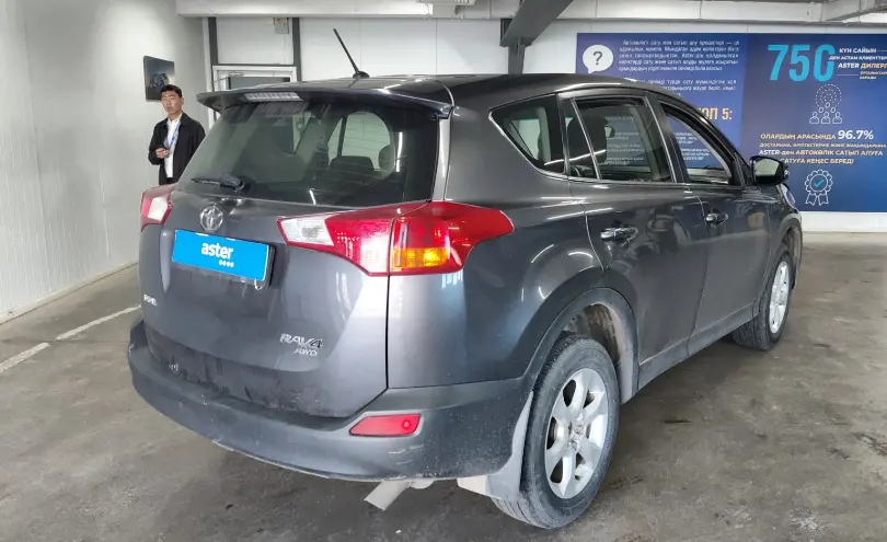 Toyota RAV4 2015 года за 9 450 000 тг. в Астана фото 3